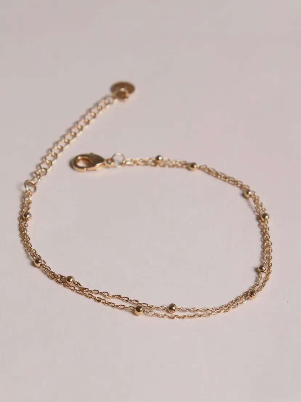 Bracelet double chaîne doré à l’or fin 18K, avec petites billes délicates. Un bijou raffiné, Made in France