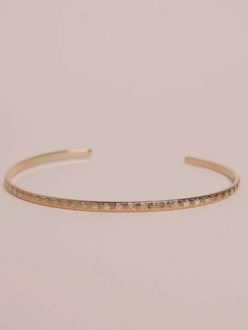 bracelet fin et martelé, un bijou délicat doré à l'or fin 18K, parfait pour un look sophistiqué au quotidien