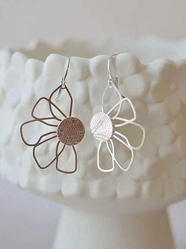 Boucles d’oreilles Marguerite pendantes – dentelle argentées artisanale