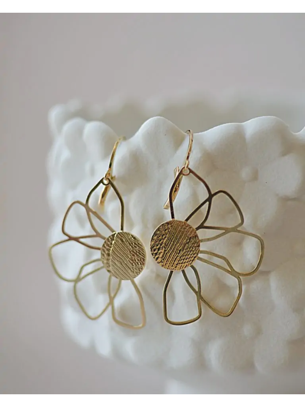 Boucles d’oreilles Marguerite pendantes – dentelle dorée artisanale