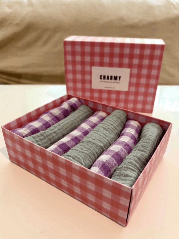 Coffret de 6 serviettes en gaze de coton douce, unies vert de gris et Vichy violet. fabriquées en France.