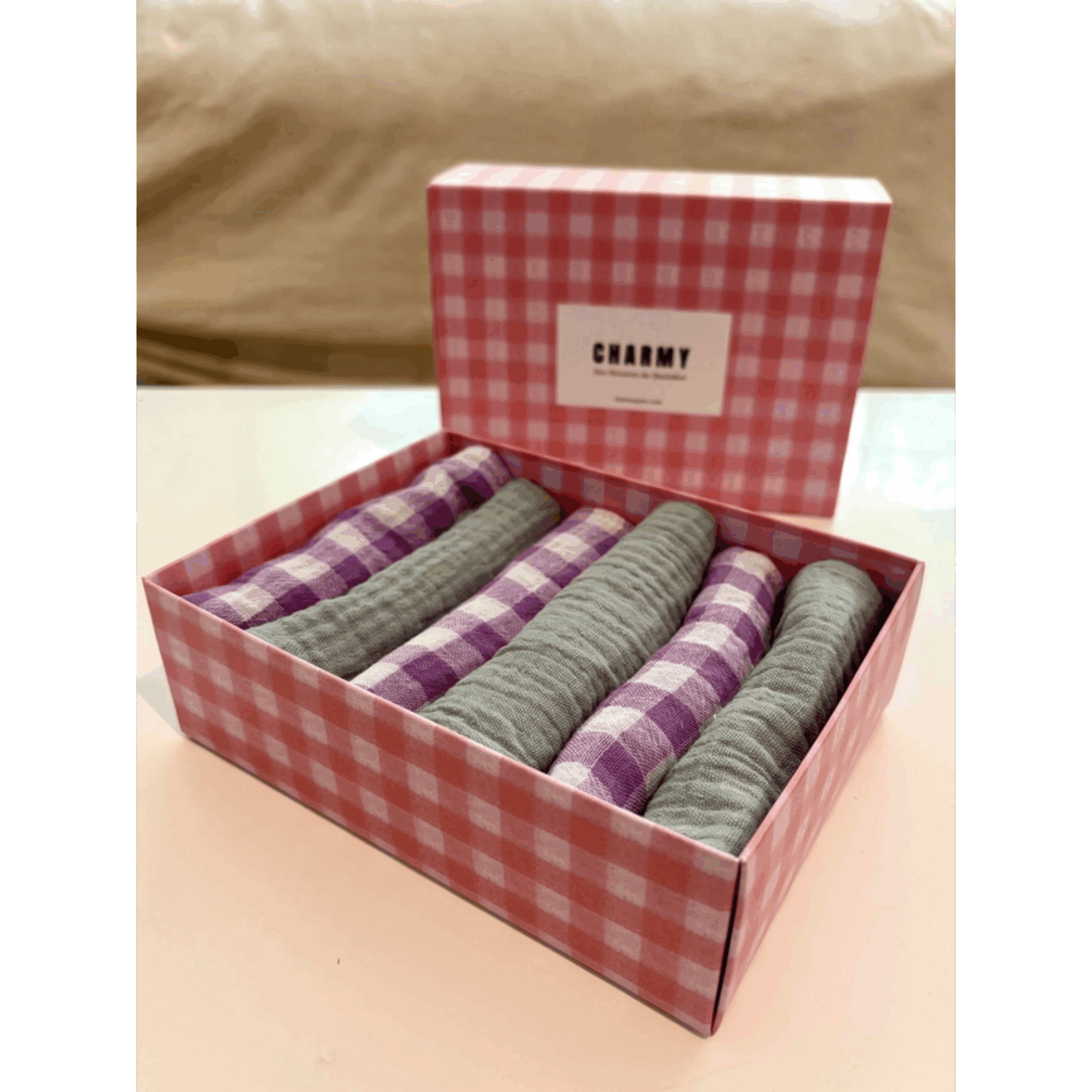 Coffret de 6 serviettes en gaze de coton douce, unies vert de gris et Vichy violet. fabriquées en France.