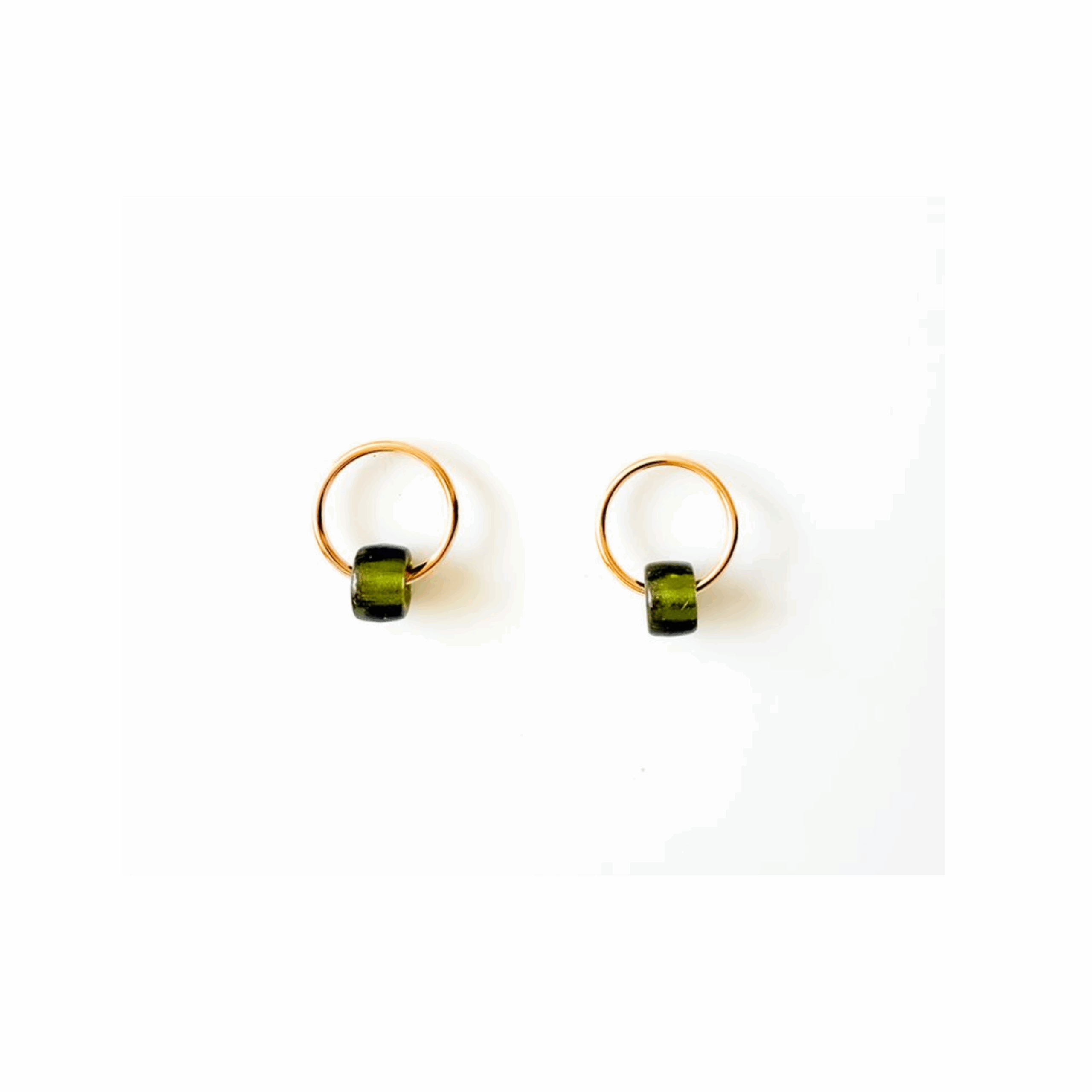 Boucles d’oreilles rondes vertes et dorées – perle de verre