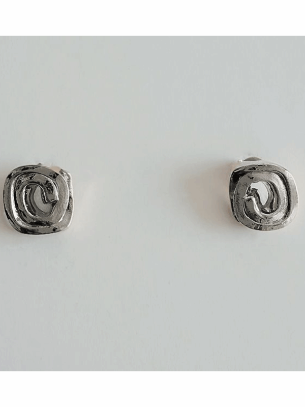 Puces minimalistes et chic, fabriquées en petite série dans notre atelier parisien.