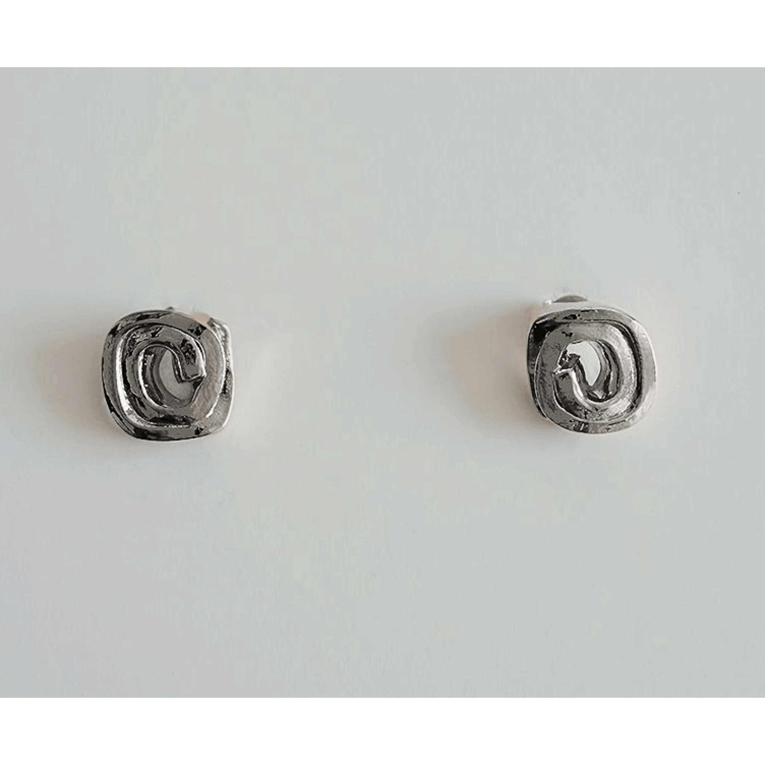 boucels d'oreilles rosie argent 2 Puces minimalistes et chic, fabriquées en petite série dans notre atelier parisien.