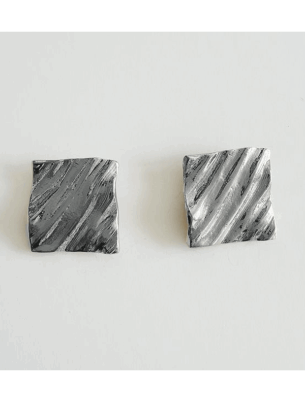 boucles d’oreilles argentées carré irrégulier