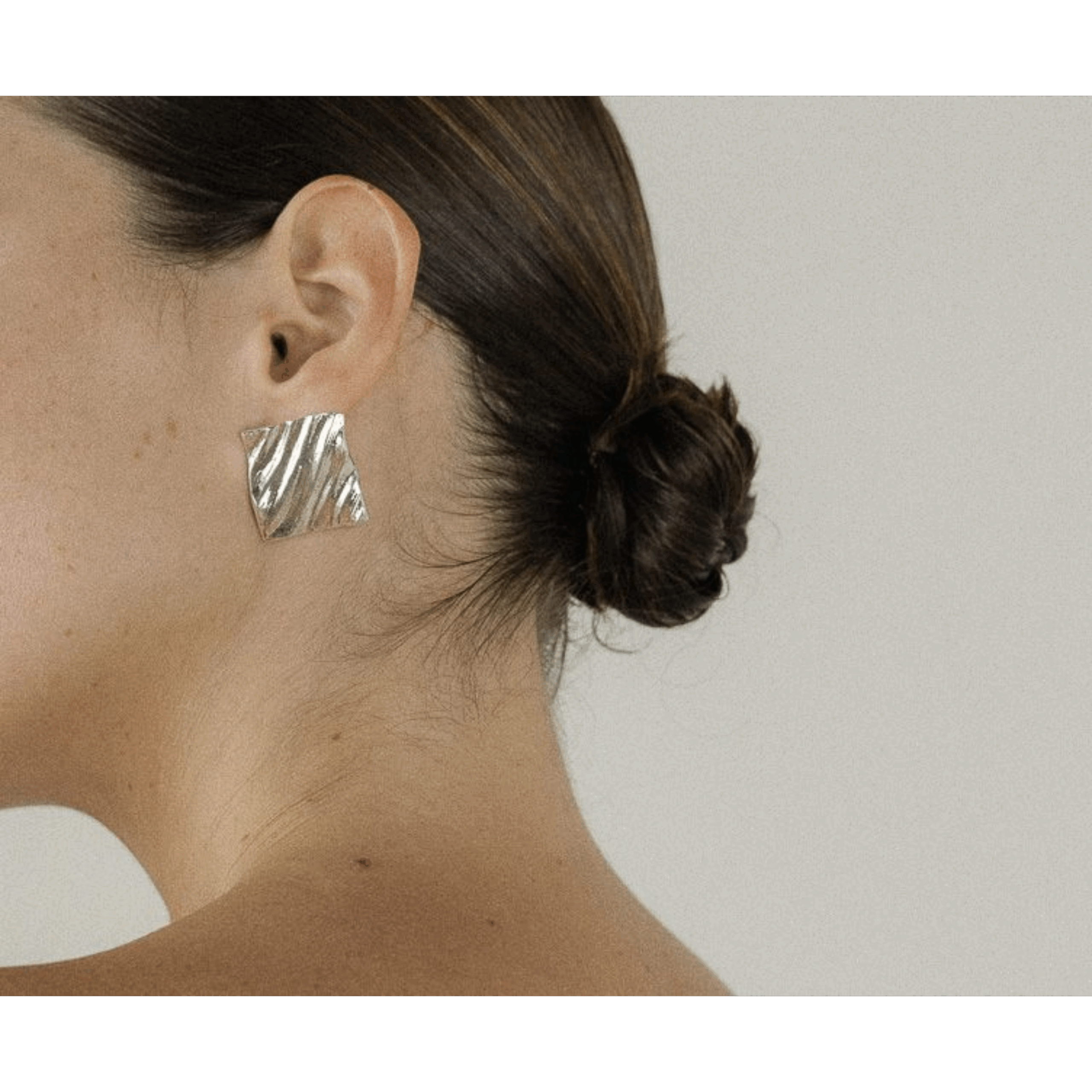 boucels d'oreilles roy argent 1 Boucles d’oreilles argent en forme de carré irrégulier, effet feuille de métal froissée