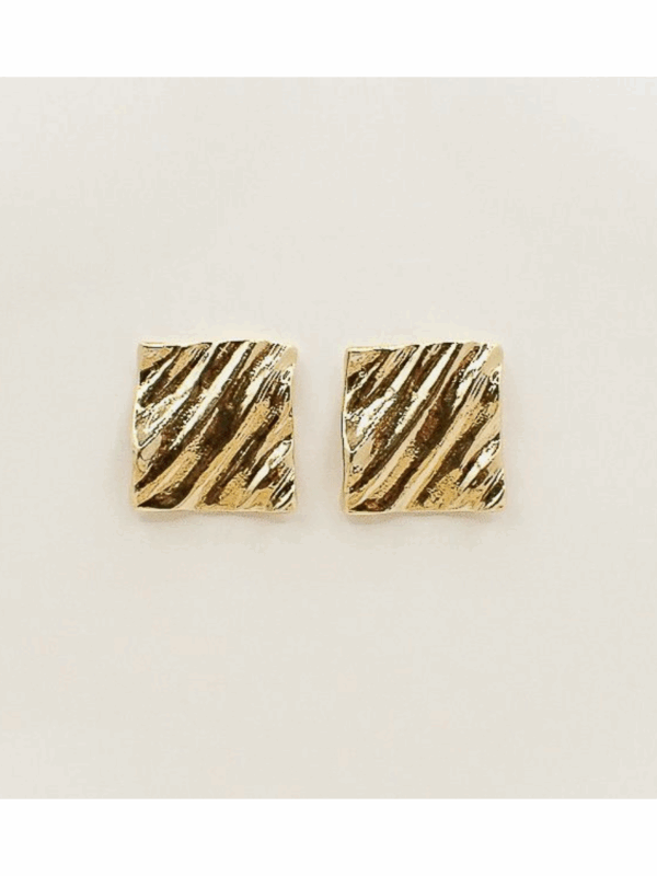 Boucles d’oreilles dorées au design carré irrégulier, effet feuille de métal froissée