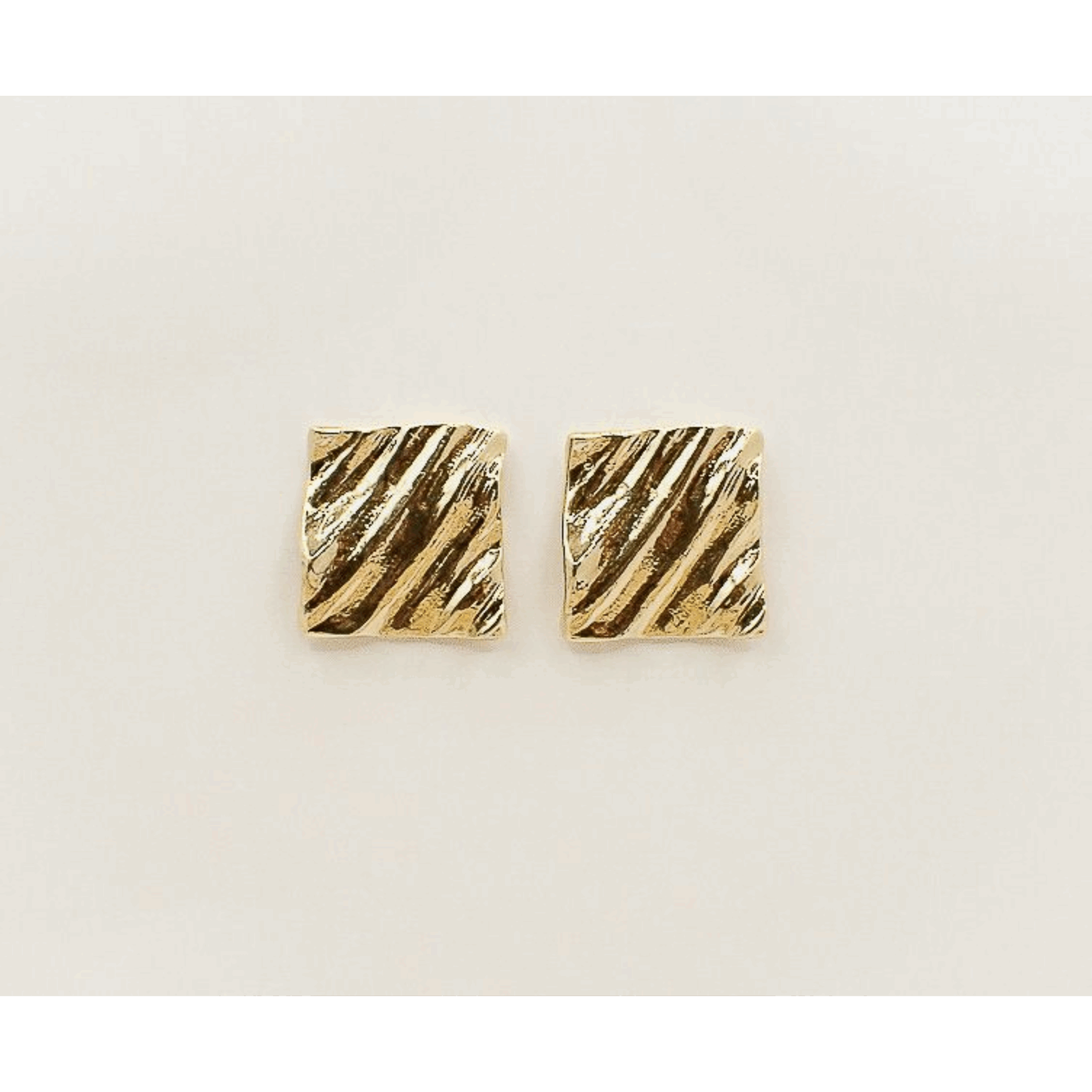 Boucles d’oreilles dorées au design carré irrégulier, effet feuille de métal froissée
