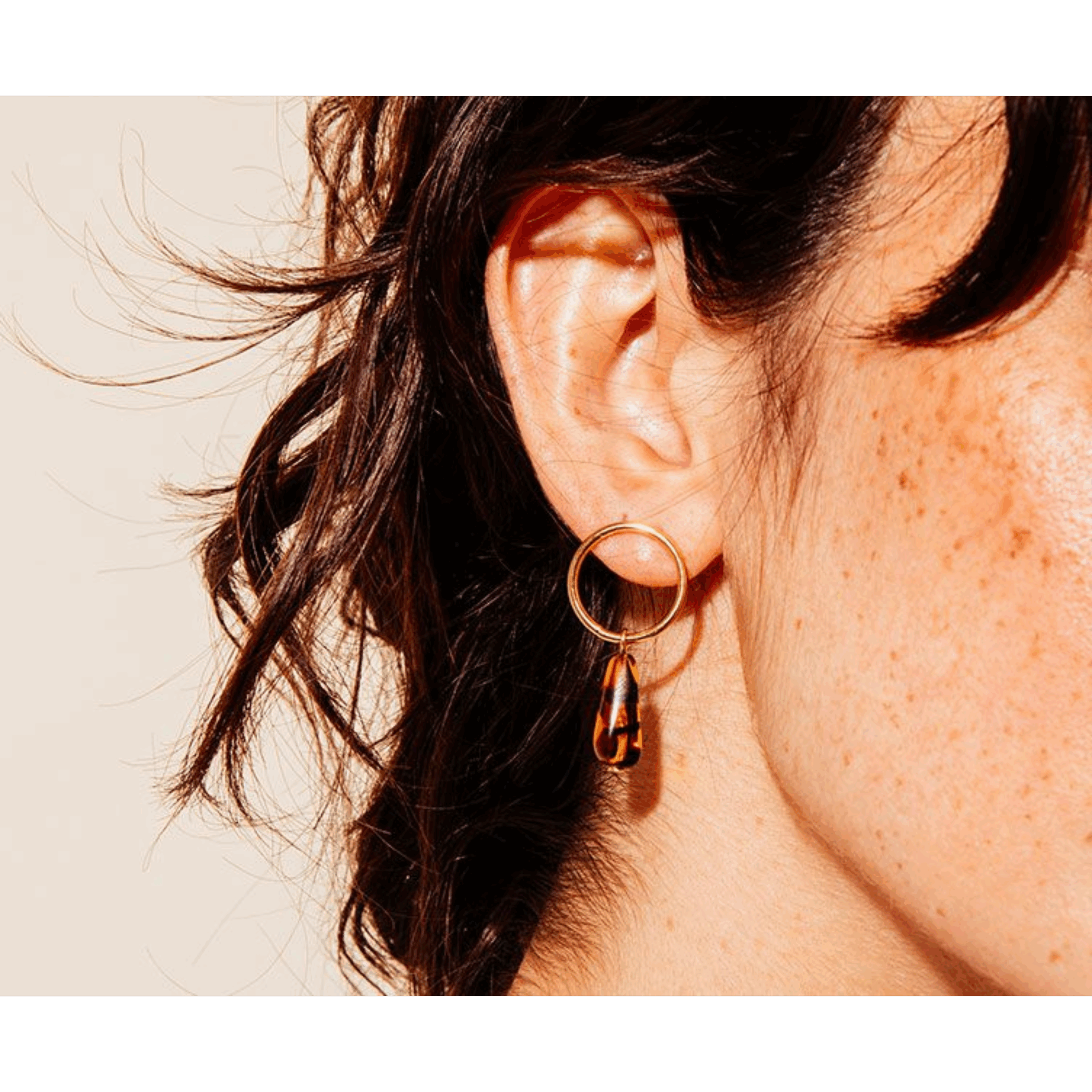 Boucles rondes dorées et perle en verre vintage