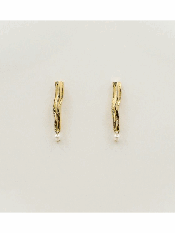 Boucles d’oreilles dorées à tige texturée et perle blanche en suspension