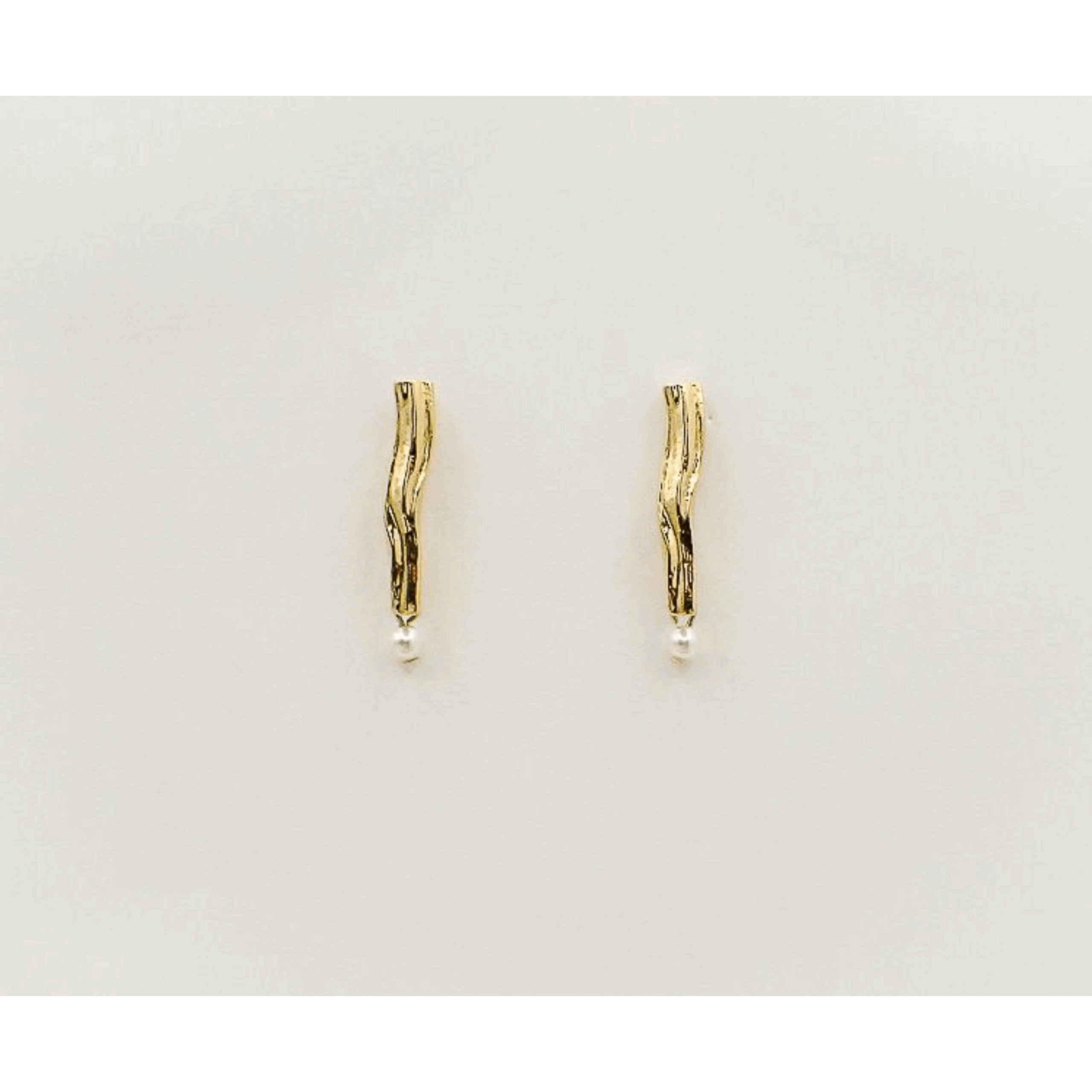 boucle rizome perle Boucles d’oreilles dorées à tige texturée et perle blanche en suspension