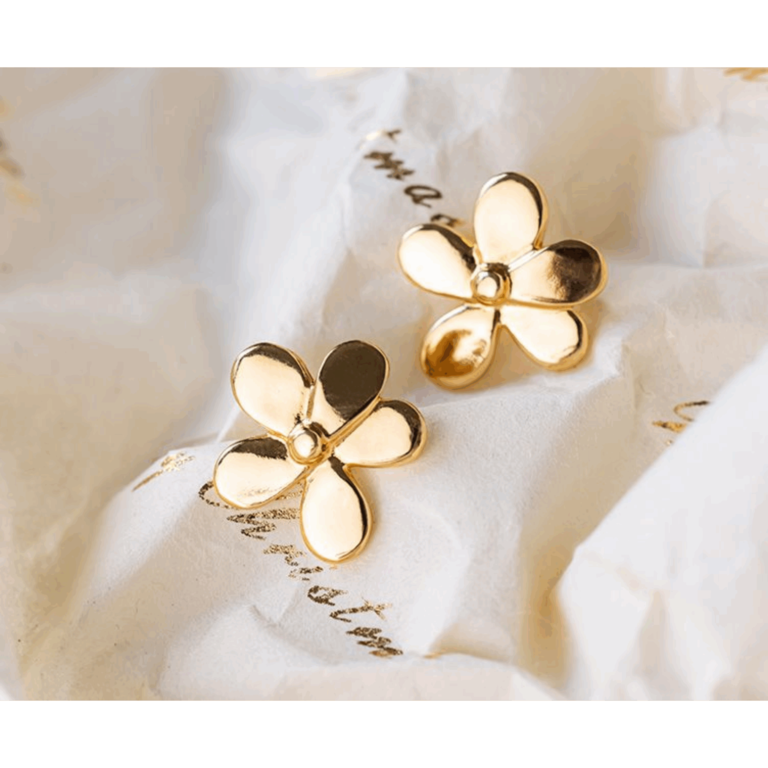 Petites boucles dorées en forme de fleur