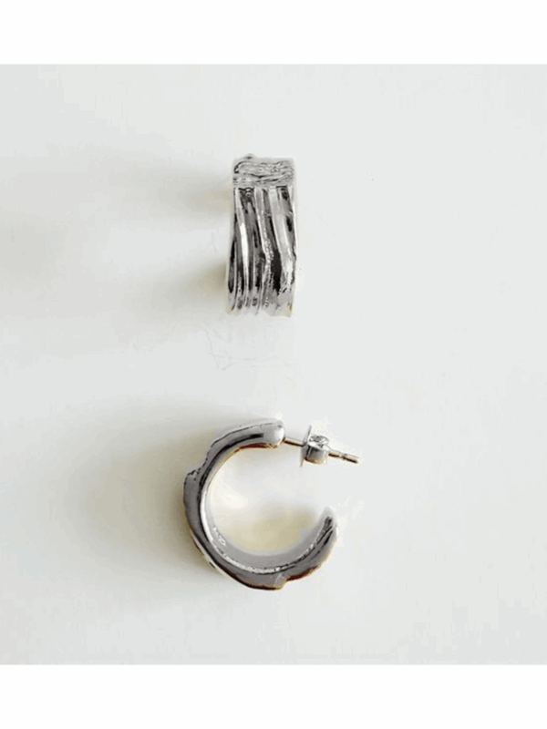 boucles d’oreilles créoles argentées modernes