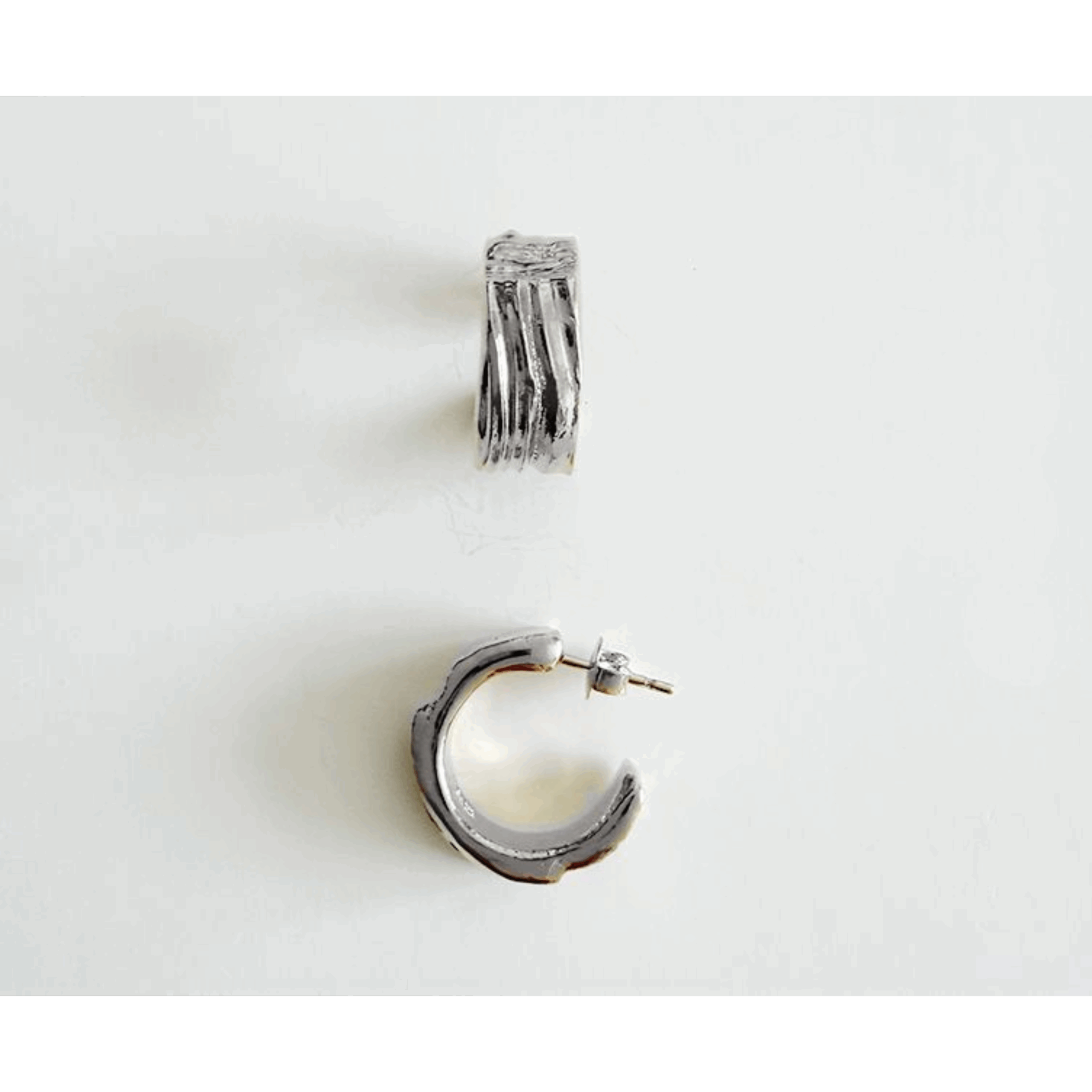 boucles d’oreilles créoles argentées modernes