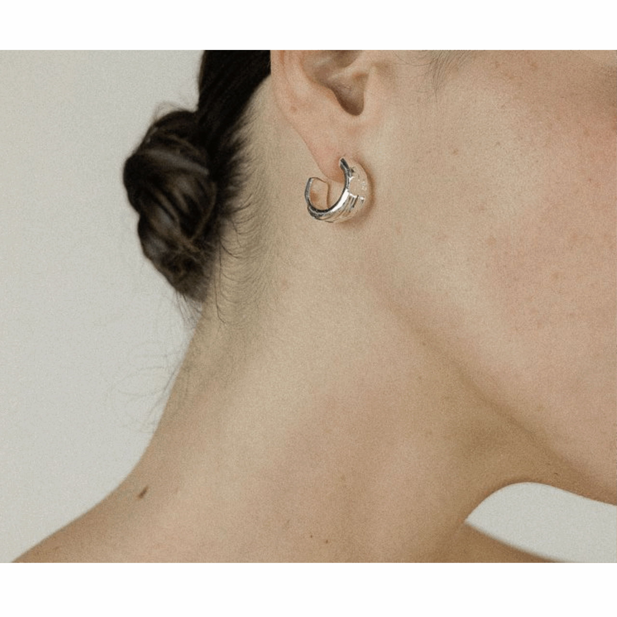 Créoles argentées au design sculpté et texturé