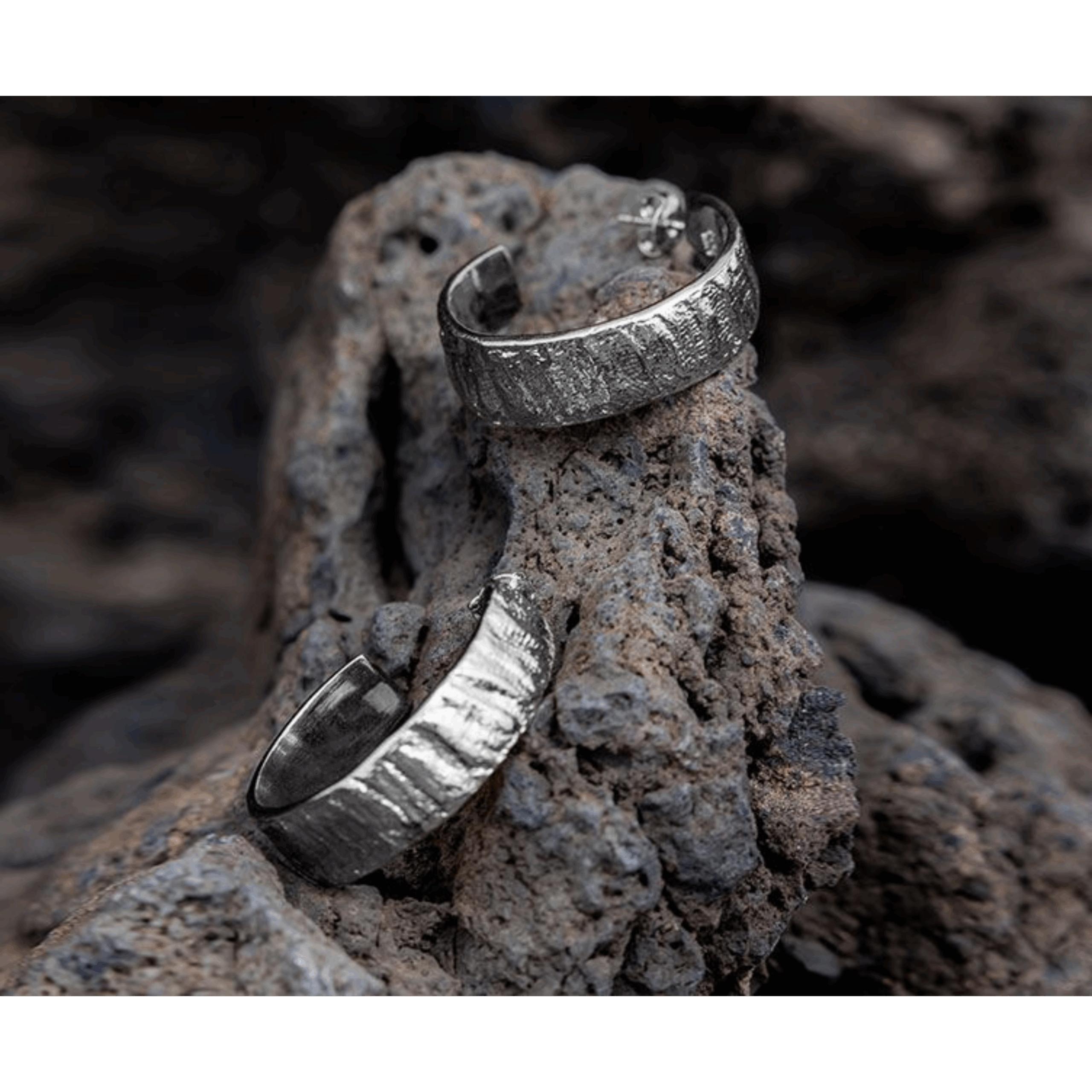 creoles smocky argent anneau large et légèrement irrégulier revisite la créole classique dans une version contemporaine et raffinée.