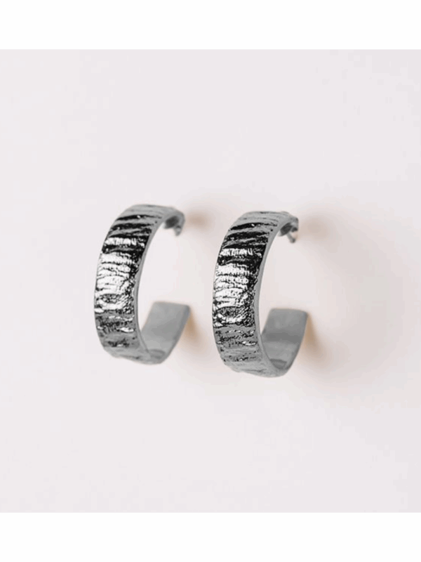 Créoles argentées au design froissé et élégant.