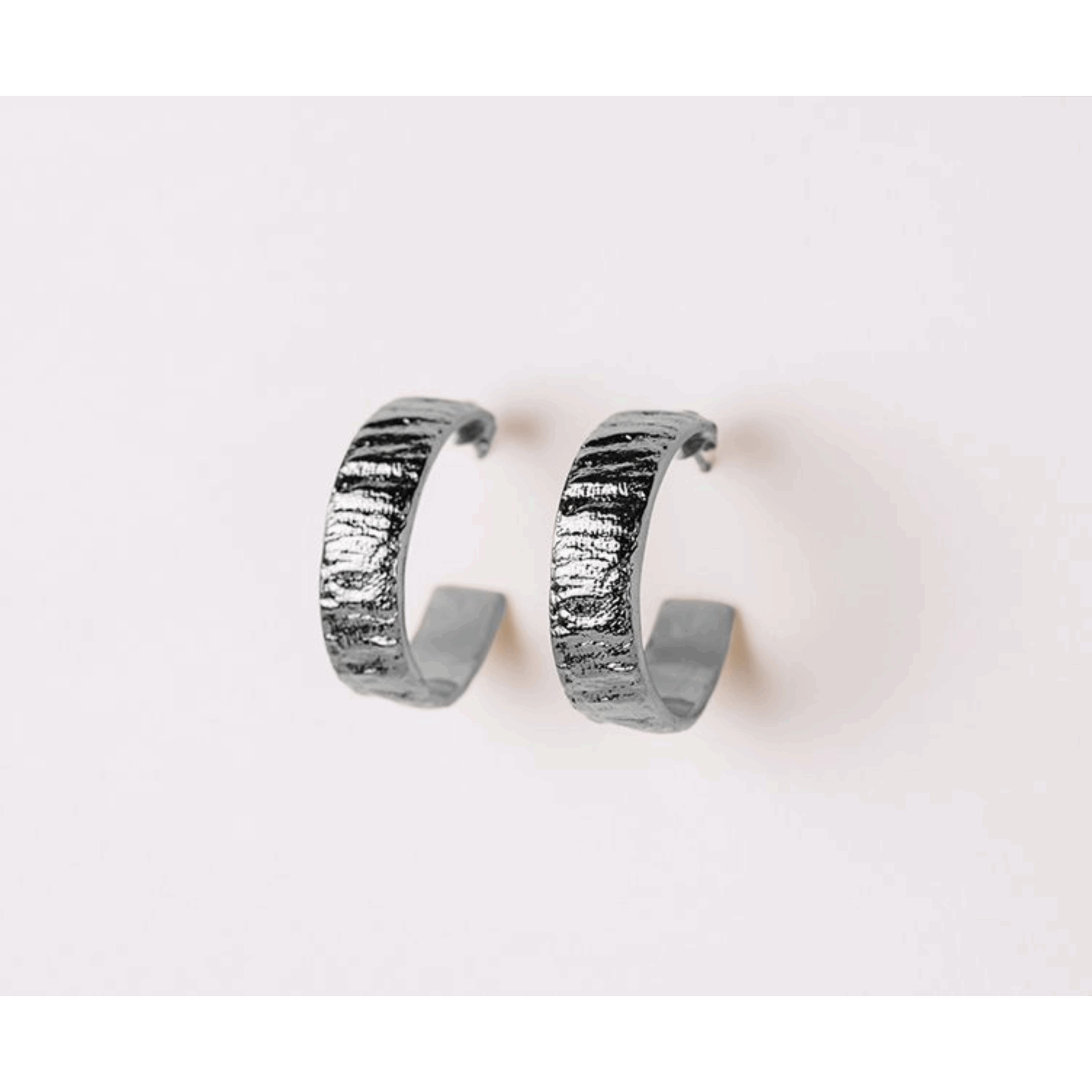 creoles smoky argent Créoles argentées au design froissé et élégant.